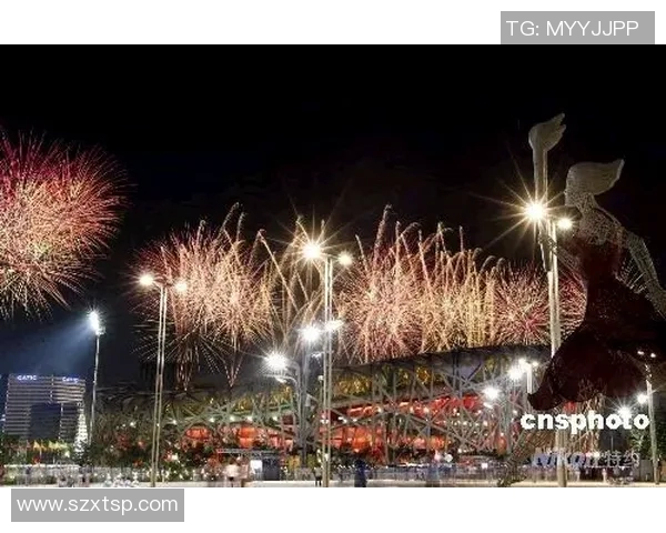 足球明星与绚丽烟花同框瞬间记录下的璀璨夜空美景与激情时刻