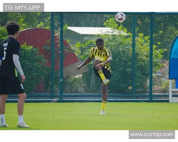 足球明星挺身而出为队友解围的视频引发热议展现团队精神与友谊的力量